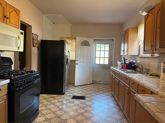 2nd image of 5709 Adelphi St
