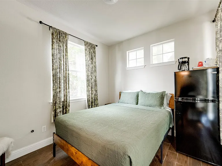 1802 Village Oak Ct — Photo 37