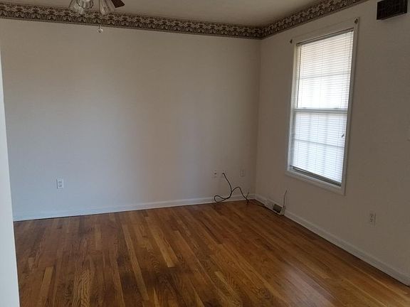 3rd image of 705 Fairview Ct