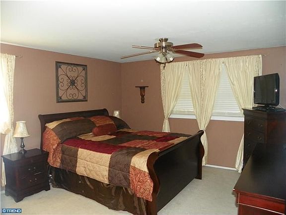 5th image of 413 Brewster Dr