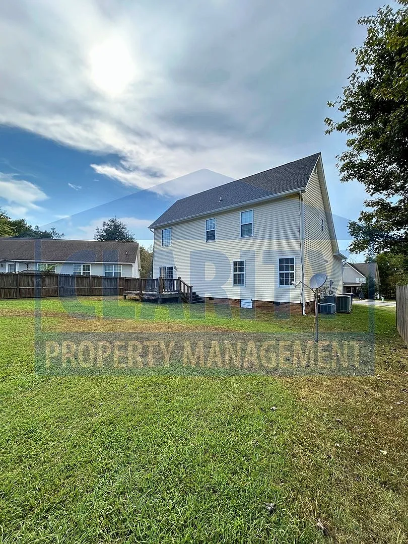 Three bedroom home w/ 2 car garage! — Photo 4