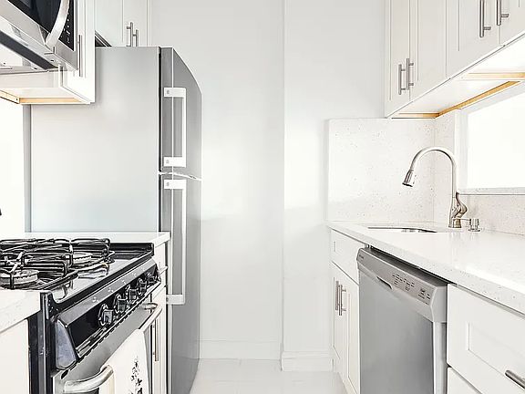 3rd image of 33 Greenwich Ave APT 10F