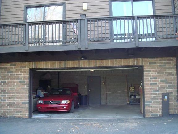 Room store toy and park 2 cars