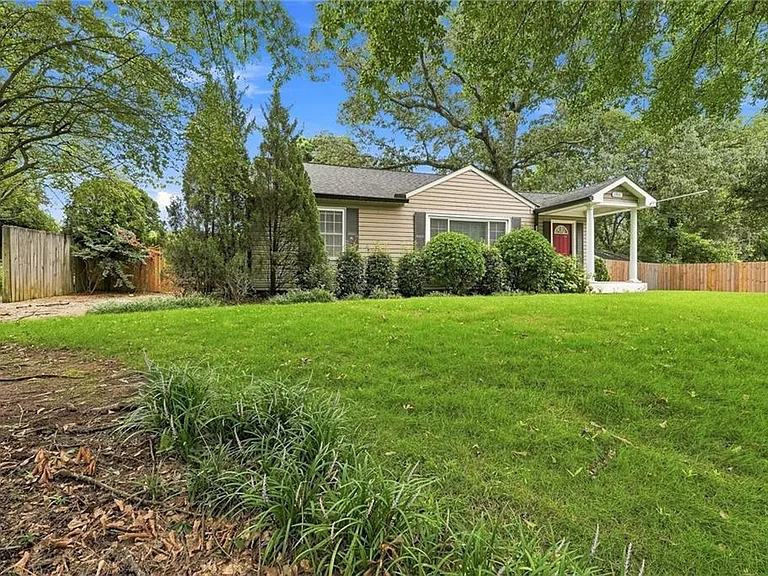 1911 Woodland Hills Ave NW — Photo 3