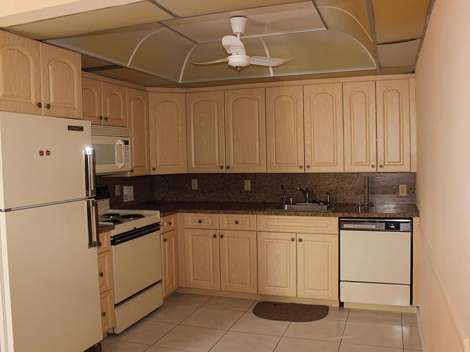 2nd image of 1044 Newcastle St #C