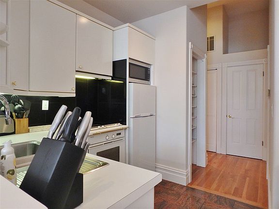 2nd image of 1944 Webster St APT 4