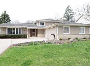952 N Stark Dr, Palatine, IL 60074