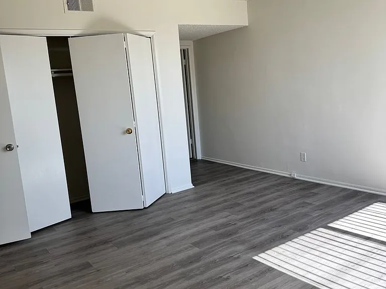 045 - Jackson Apartments — Photo 12