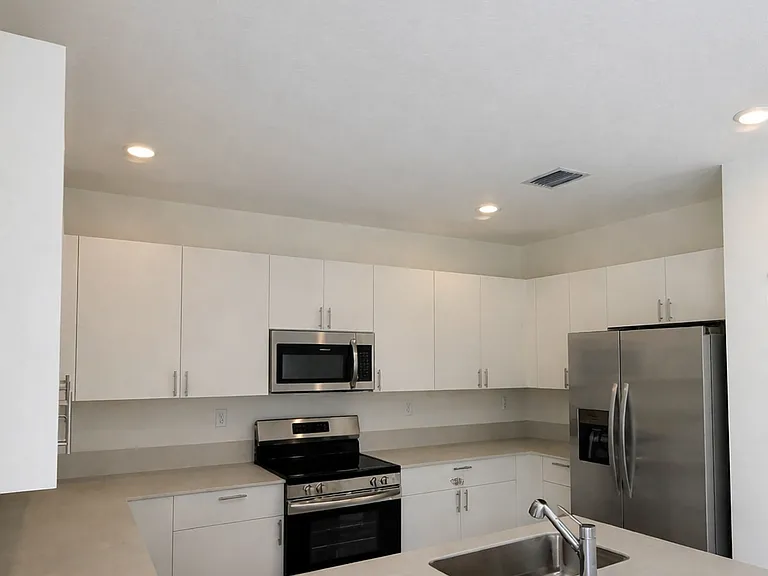 2766945 SW 15578th Ct — Photo 3