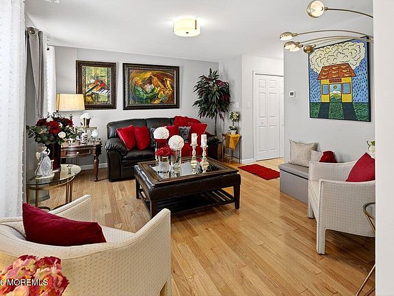 4th image of 445 S Poplar Avenue