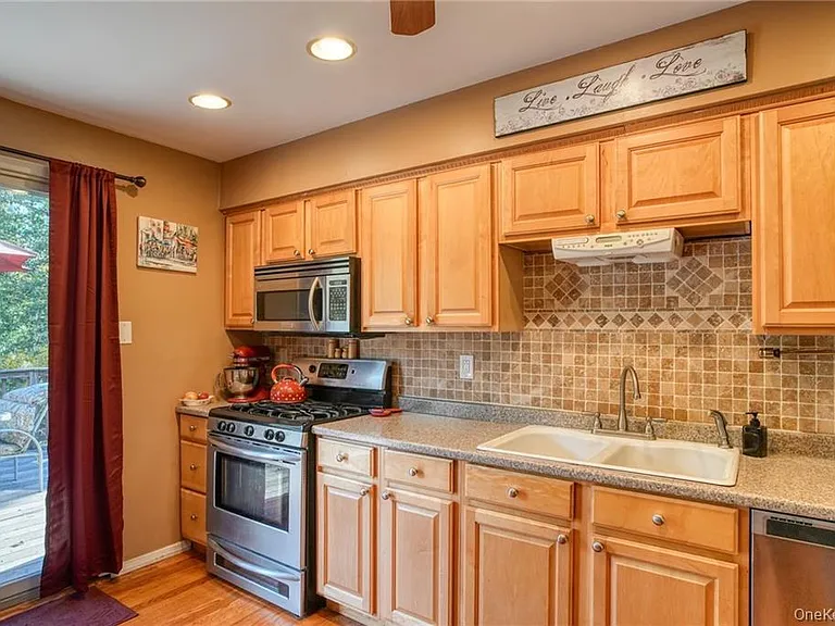 10 Capital Dr — Photo 9