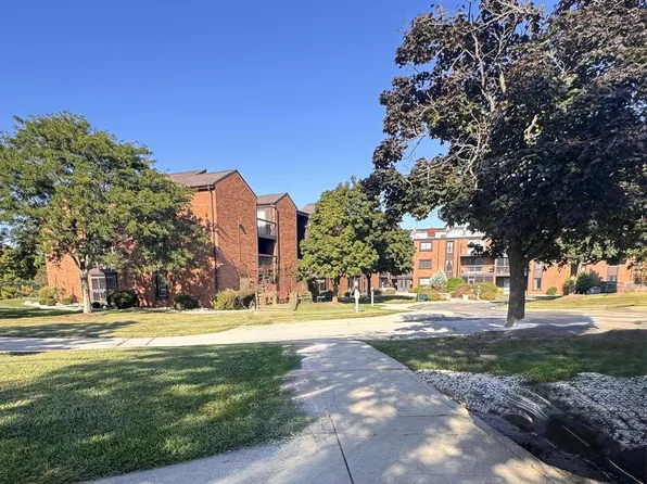 6100 West Stonehedge DRIVE #260, Greenfield, WI 53220