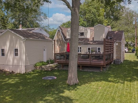 3rd image of 582 Lake Shore Dr