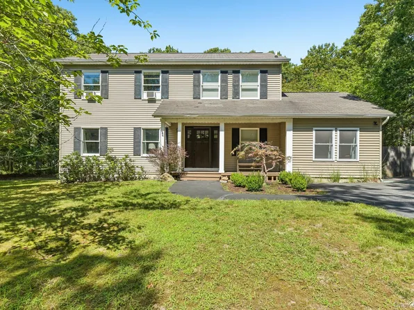 4 Wooded Lane, Hampton Bays, NY 11946