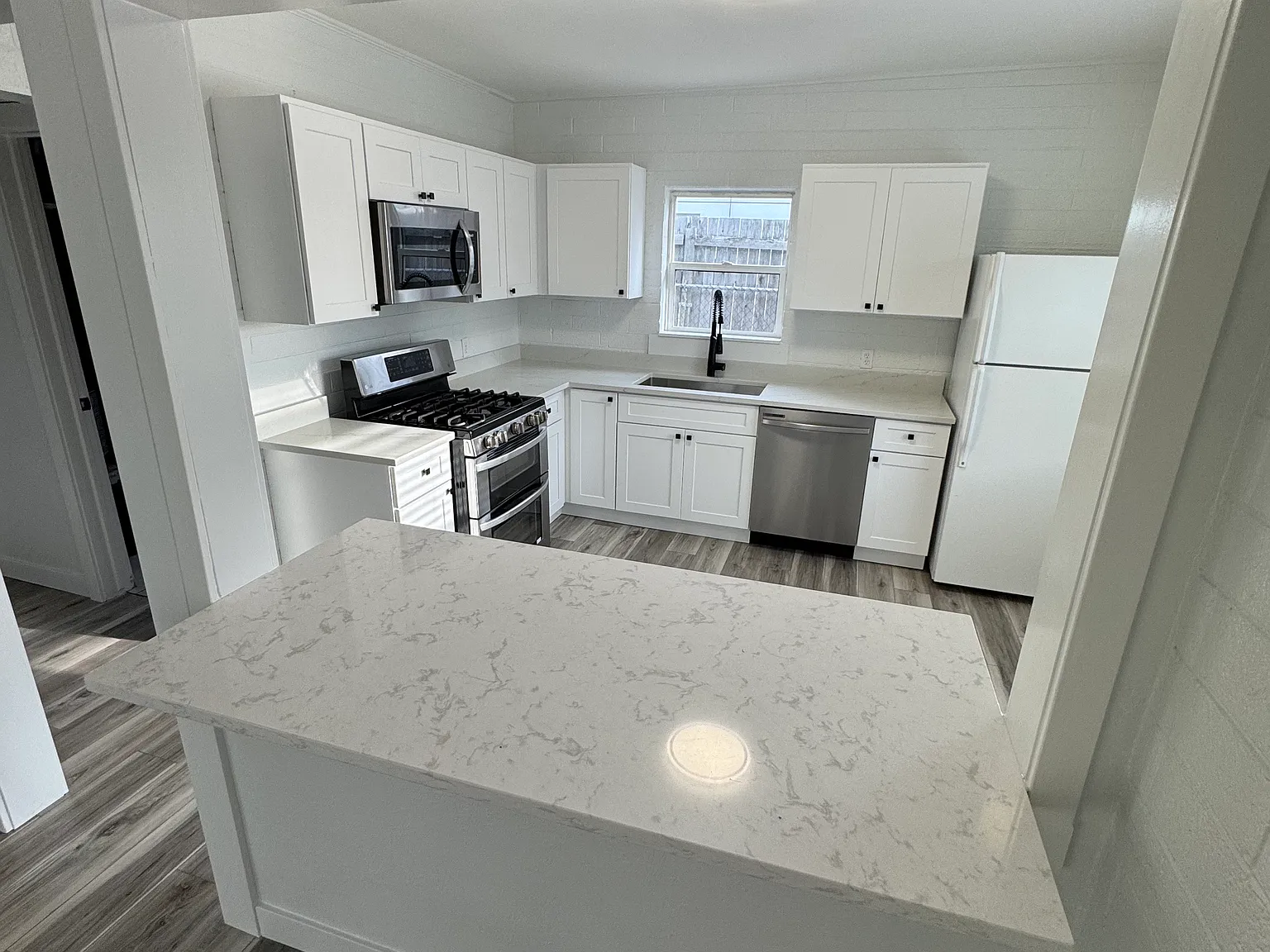 1805 E Lincoln Ln — Photo 3