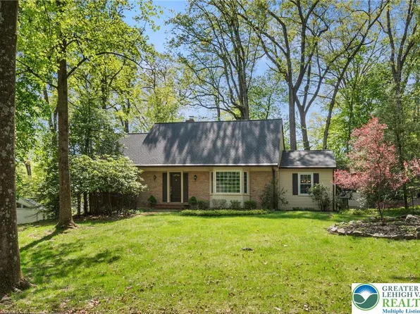 3694 Hawthorne Dr, Center Valley, PA 18034