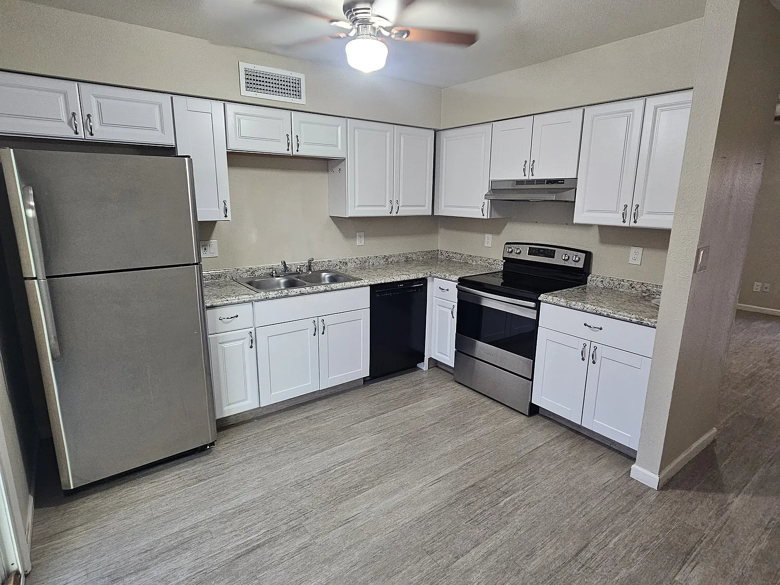 3 bed, 1000 sqft, $1,995 — Photo 3