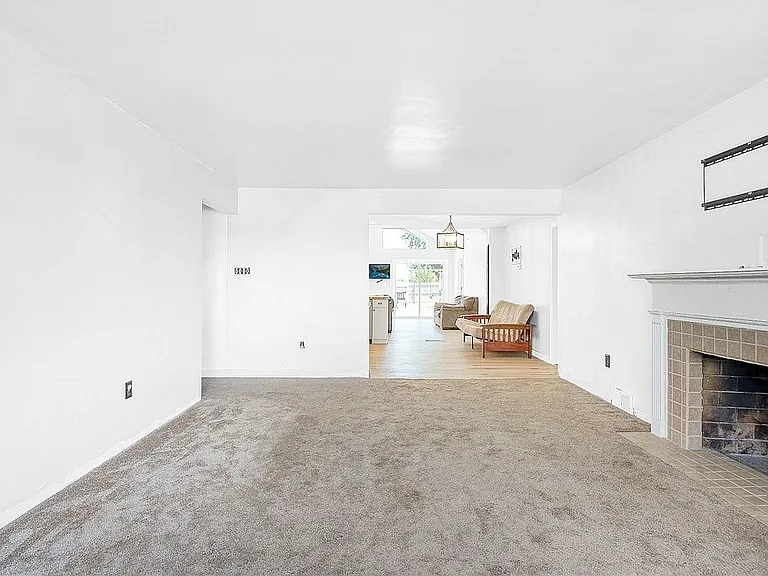 2111 Lynwood Dr — Photo 5