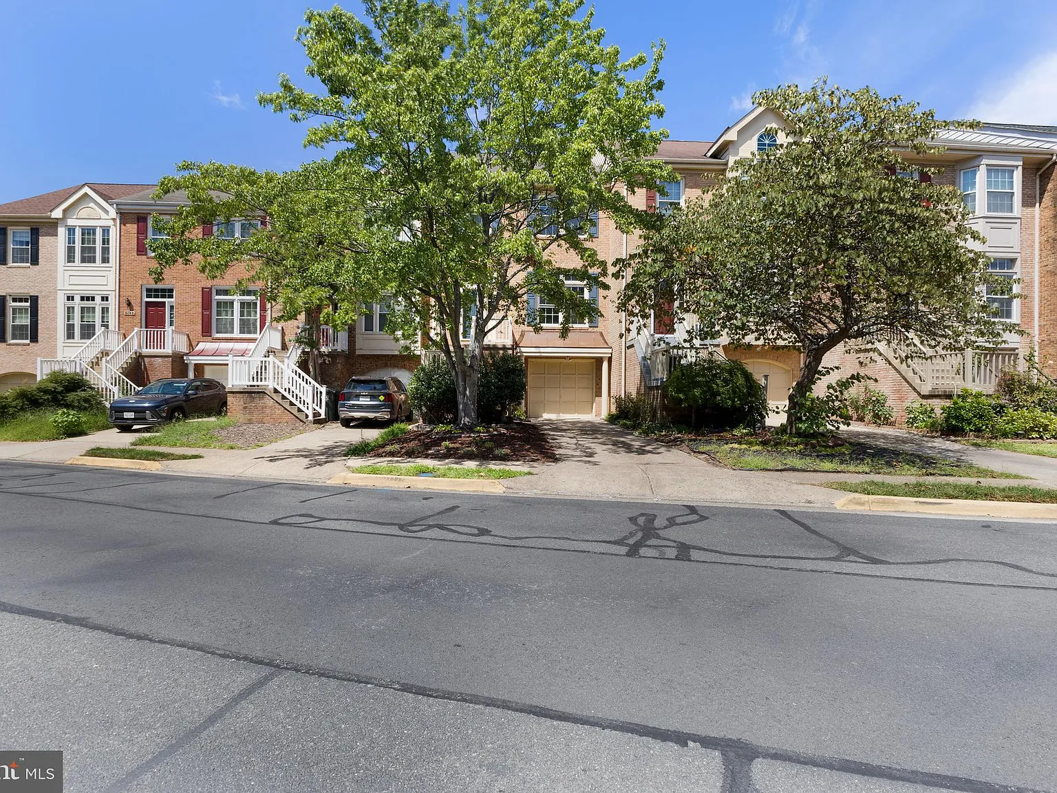 3 bed, 4.0 bath, 1860 sqft, $3,000 — Photo 2