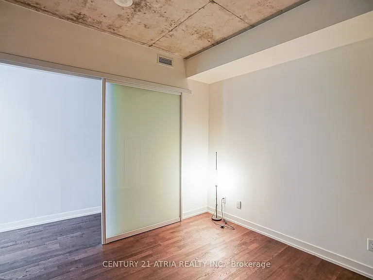 650 King St W #311 — Photo 9