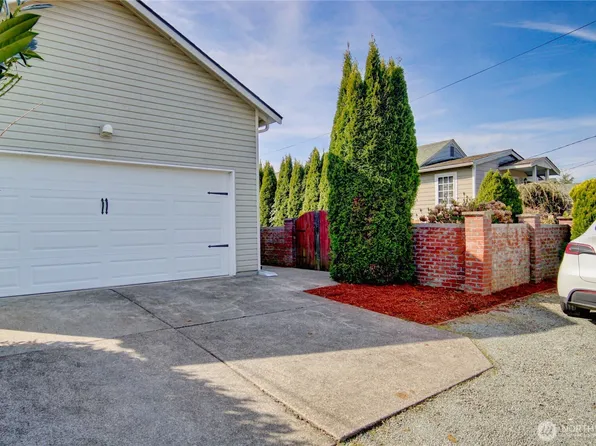 1320 E Fairhaven Avenue, Burlington, WA 98233