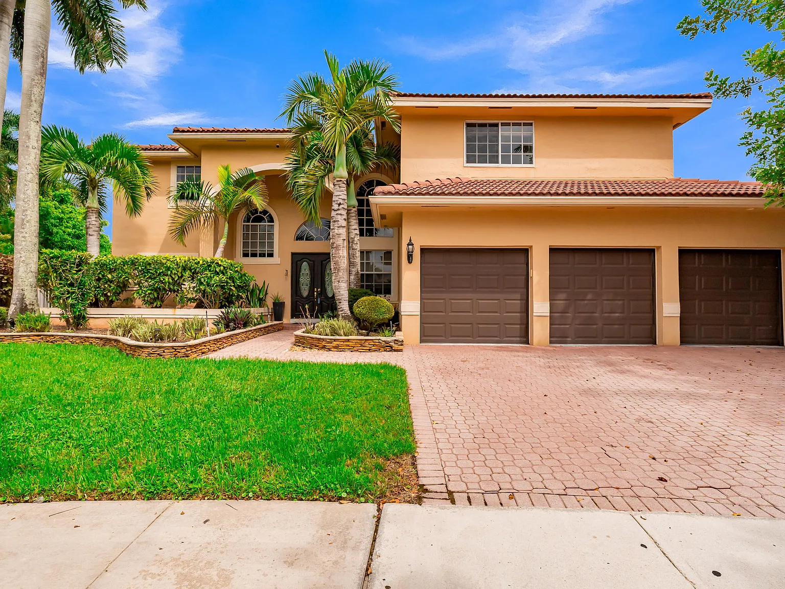 6 bed, 4.5 bath, 3979 sqft, $9,000 — Photo 2