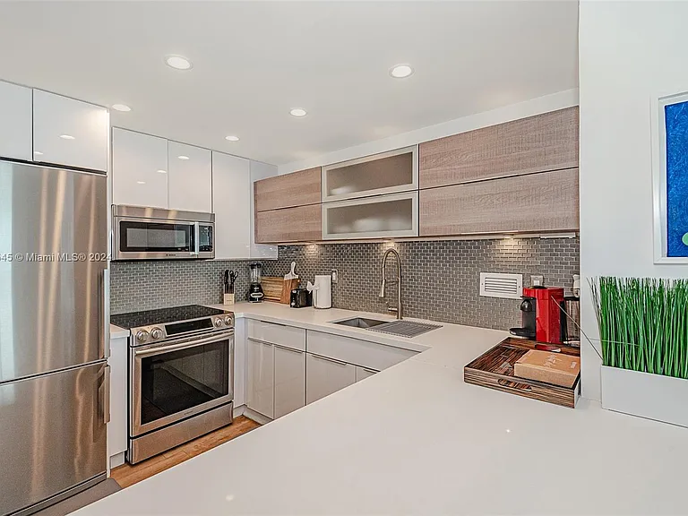 2301 Collins Ave #1230 — Photo 13