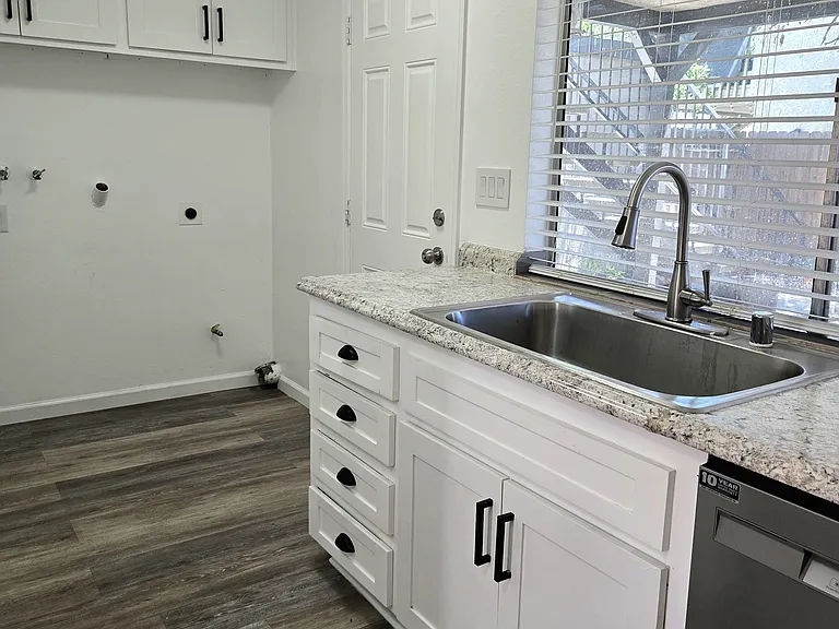 853 Douglas Ct #853 — Photo 7