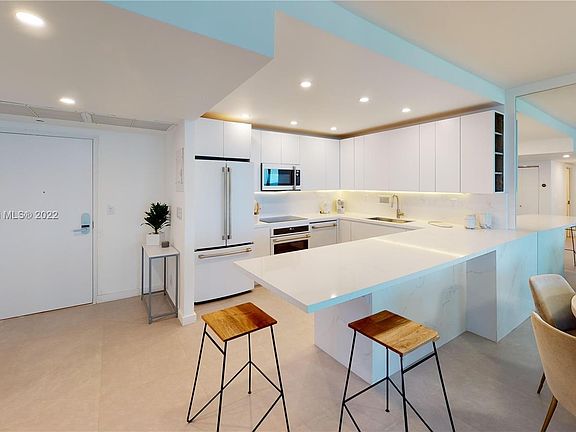 3rd image of 2301 Collins Ave APT 910