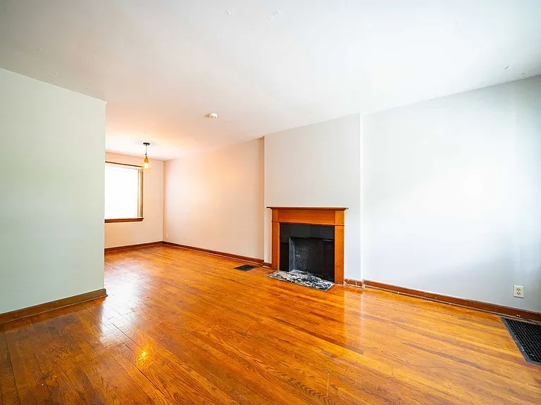 213 E Hudson St — Photo 2
