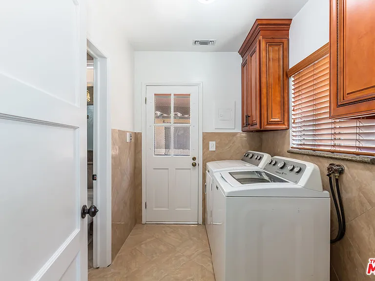 252 S Canon Dr — Photo 30
