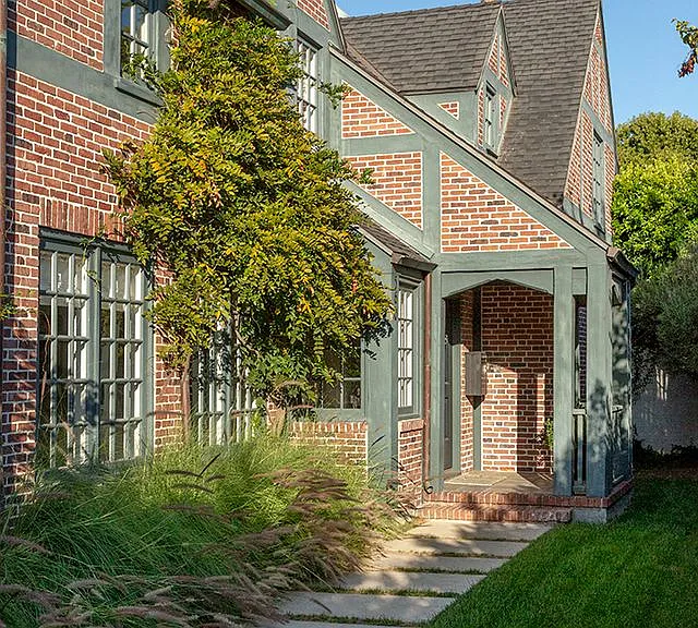 560 S Bronson Ave — Photo 2