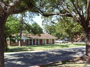 1102 W Cleveland St, Alvin, TX 77511