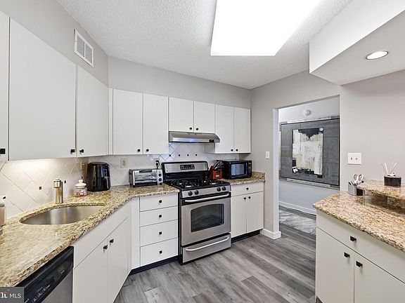 3rd image of 5225 Pooks Hill Rd APT 1401N