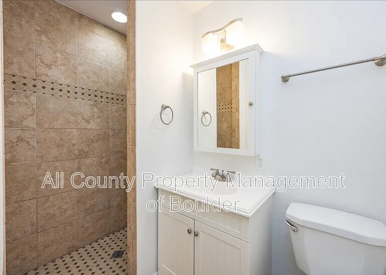 425 S 40th St — Photo 12