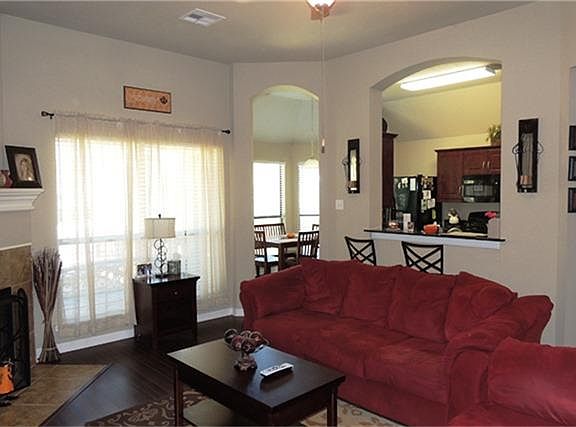 3rd image of 804 Moonbeam Ct