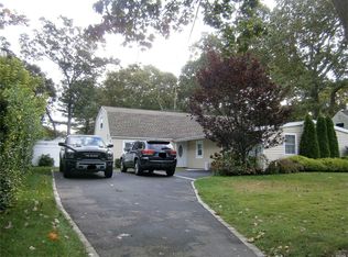 20 All Points Dr, Holbrook, NY 11741