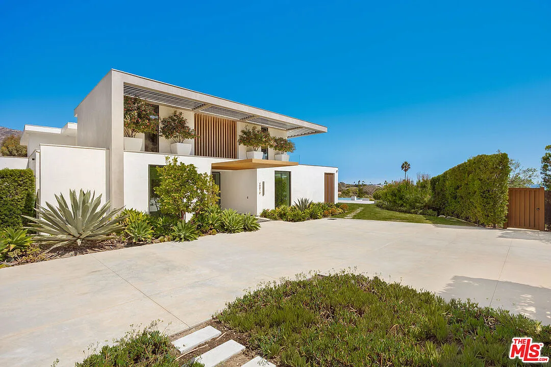 5 bed, 7.0 bath, 8000 sqft, $68,000 — Photo 1