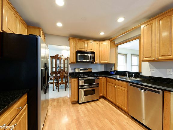 3rd image of 731 Whitehall Ct