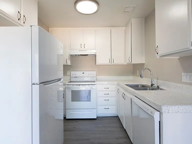 Madison Court Apartments — Photo 9