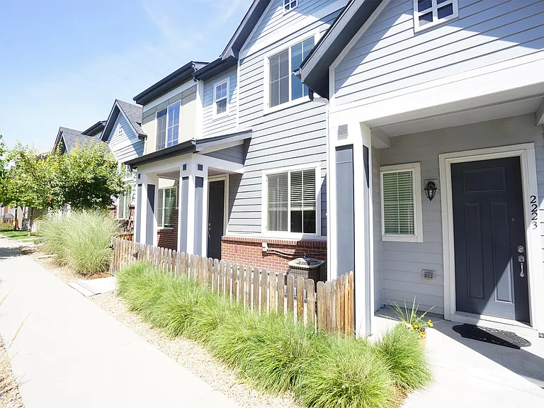 2221 Ulster St — Photo 2