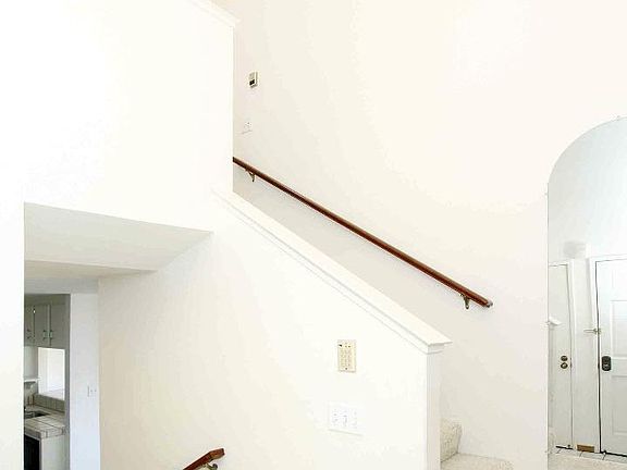 3rd image of 3067 Arlington Dr