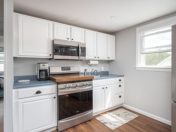 3rd image of 56 Ellison Ave #B