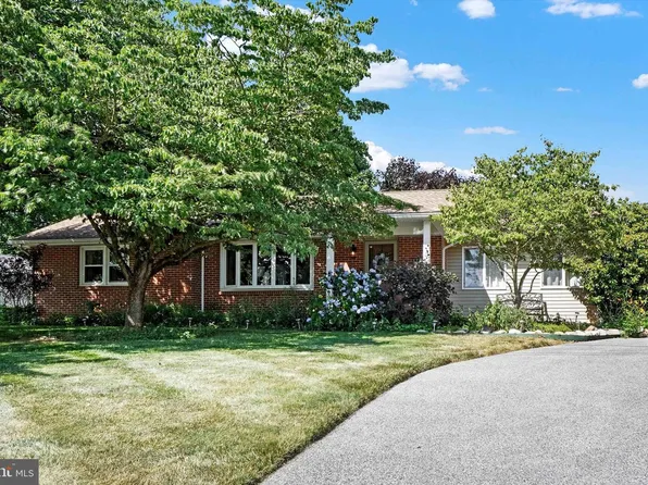 13 Locust St, Stewartstown, PA 17363