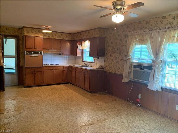 4th image of 1317 W Mountain St