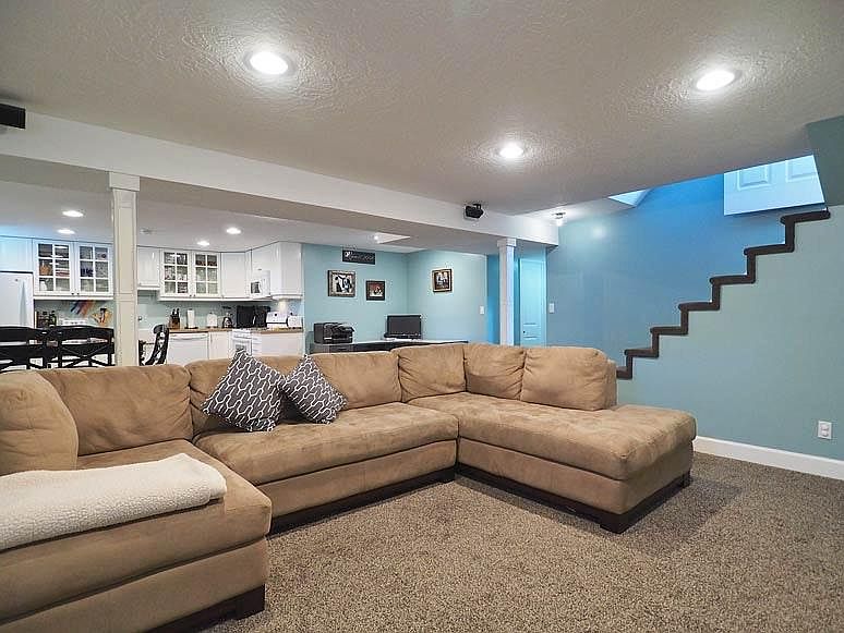 1st image of 1076 E Luetta Dr