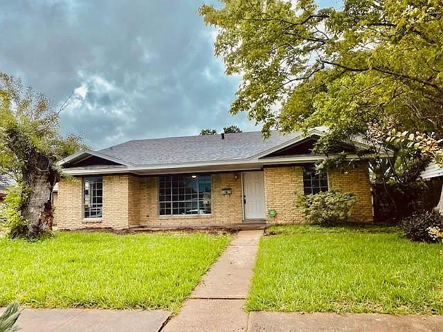 3919 Hickok Ln