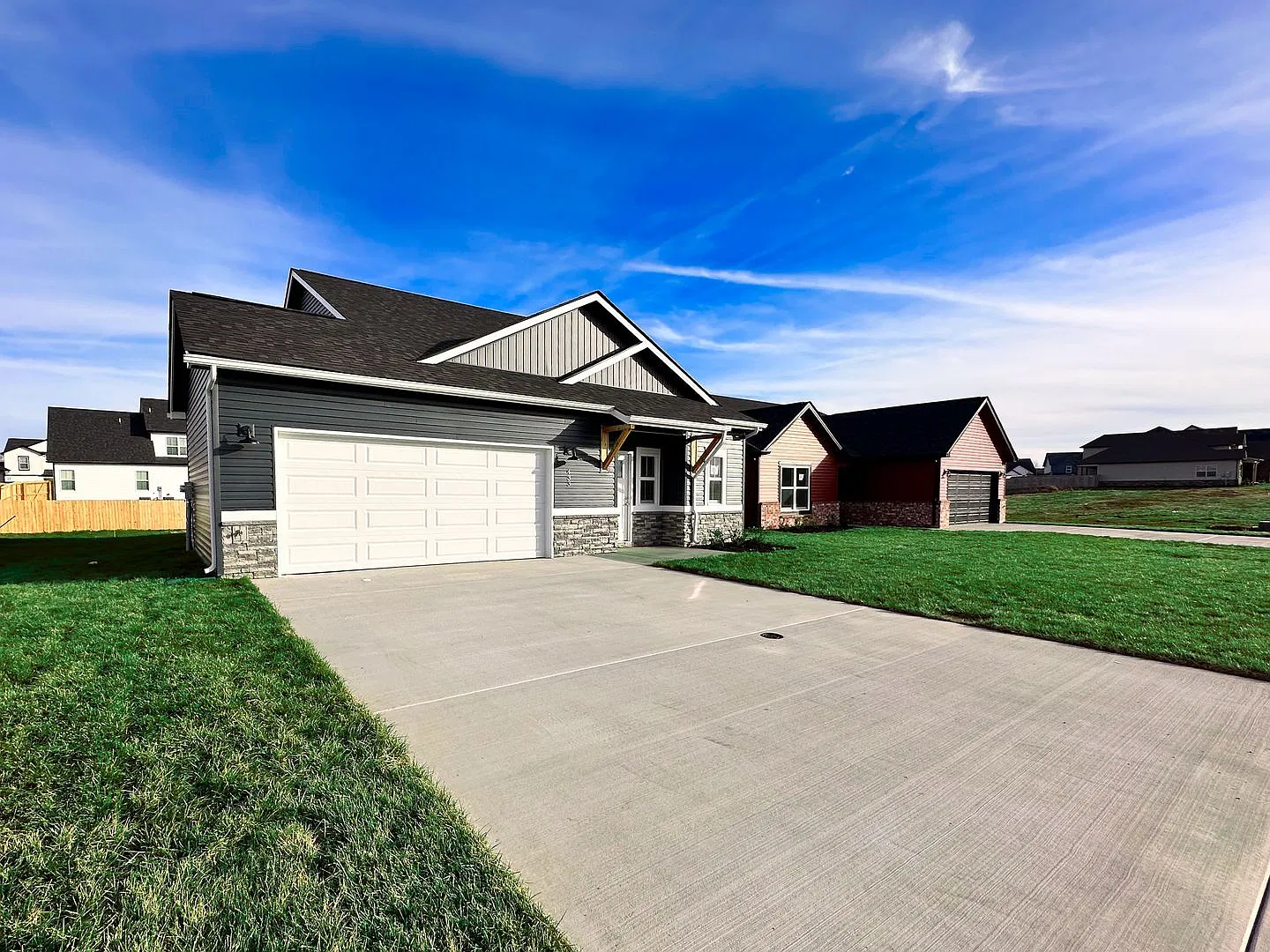 Modern Home with Stainless Steel Appliances, Walk-In Closet And Attached Garage — Photo 1