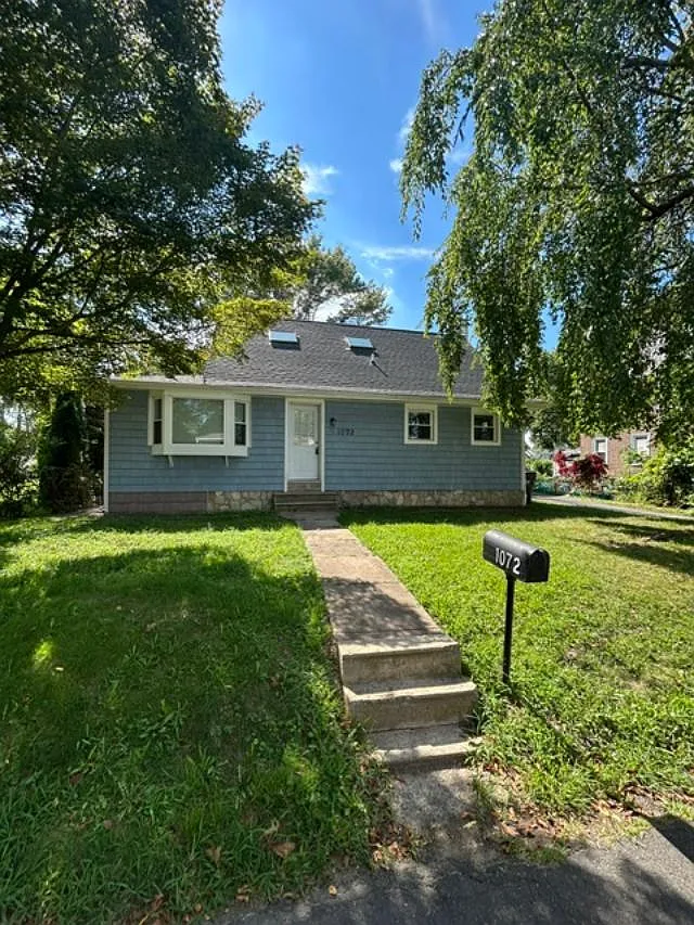 4 bed, 2400 sqft, $3,000 — Photo 1