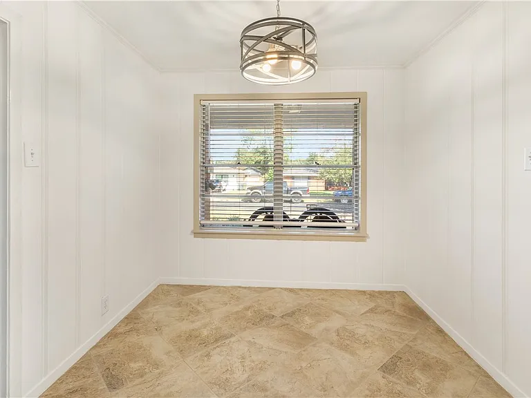 209 Helena St — Photo 9